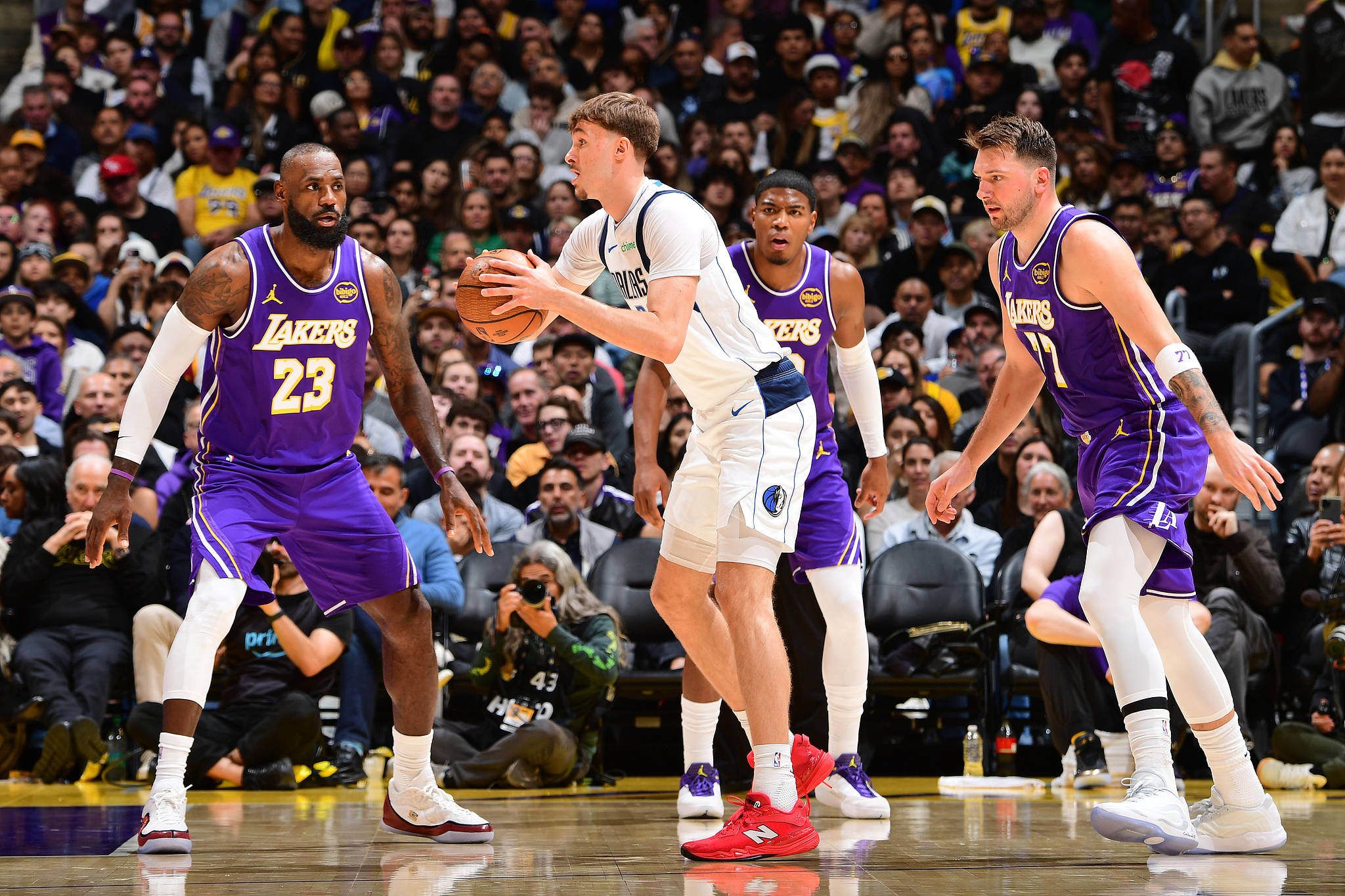 爱游戏- 詹姆斯在独行侠比赛中出色防守,绝杀引发热议的球员 